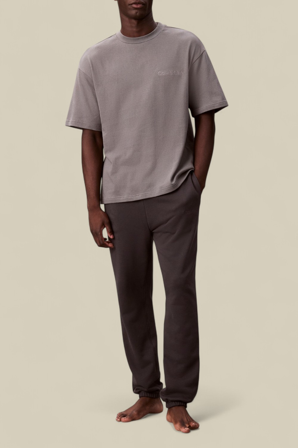 תמונת כל הלוק של חולצת טי